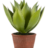 De Kunstplant Agave 25 cm heeft dikke, puntige groene bladeren in een roodbruine pot met textuur, tegen een effen witte achtergrond.