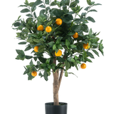 De Kunstplant Sinaasappelboom RT 90 cm heeft levendige groene bladeren en meerdere rijpe sinaasappels aan de takken, tegen een effen witte achtergrond.