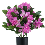 De Kunstplant Rhododendron 42 cm heeft een kunstplant met levendige roze bloemen en weelderige groene bladeren in een zwarte pot, tegen een effen witte achtergrond.