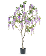 De Kunstplant Blauweregen 180 cm heeft een gedraaide stam met levensechte trossen paarse bloemen en groene bladeren tegen een witte achtergrond.