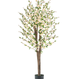 De Kunstplant Kersenbloesem 180 cm crème heeft meerdere bruine stammen, groene bladeren en veel kleine witte bloesems in een zwarte pot, tegen een effen witte achtergrond.