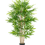 De Kunstplant Bamboe 150 cm heeft meerdere slanke bamboestengels en weelderige groene bladeren in een kleine zwarte pot, tegen een effen witte achtergrond.