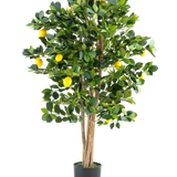 De Kunstplant Citroenboom 120 cm is een kunstmatige citroenboom in pot met meerdere slanke stammen, weelderige groene bladeren en felgele citroenen tegen een effen witte achtergrond.
