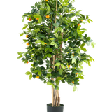 De Kunstplant Sinaasappelboom 120 cm deluxe is een hoge kunst sinaasappelboom met groene bladeren en kleine oranje vruchten in een zwarte pot, tegen een effen witte achtergrond.
