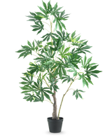 De Kunstplant Hennep Cannabisbladeren 120 cm is een hoge kunstplant in pot met meerdere dunne takken en trossen grote groene bladeren met gekartelde randen tegen een effen witte achtergrond.