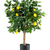 De Kunstplant Citroenboom 90 cm is een kunstmatige citroenboom in pot met groene bladeren en felgele citroenen, afgebeeld tegen een effen witte achtergrond.