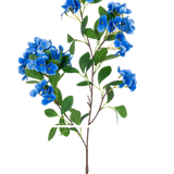 De Kunstbloem Sneeuwbal Real Touch Blauw 80 cm heeft een enkele steel met verschillende trossen levendige blauwe bloemen en weelderige groene bladeren, tegen een effen witte achtergrond.