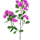 De Kunstbloem Sneeuwbal Real Touch Paars 80 cm heeft een enkele steel met verschillende trossen levendige paarse bloemen en weelderige groene bladeren, prachtig gepresenteerd tegen een witte achtergrond.