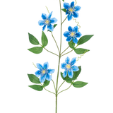 De Kunstbloem Clematis dubbel 82 cm blauw heeft een enkele liaanstengel met vijf levendige blauwe bloemen en verschillende groene bladeren, prachtig weergegeven tegen een effen witte achtergrond.