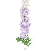 De Kunstbloem Delphinium 105 cm paars heeft een enkele lange steel van lichtpaarse kunstbloemen met groene bladeren, afgebeeld tegen een effen witte achtergrond.