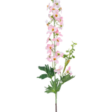 Een enkele Kunstbloem Delphinium 79 cm lichtroze heeft meerdere kleine lichtroze bloesems en groene bladeren, geïsoleerd op een witte achtergrond.