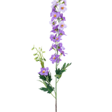 De Kunstbloem Delphinium 79 cm paars heeft een enkele groene stengel met meerdere lichtpaarse en paarse bloemen, gele hartjes en groene bladeren op een effen witte achtergrond.