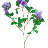 De Kunstbloem Rododendron Azalea 73 cm paars heeft een steel met groene bladeren en drie trossen paarse bloemen met gele en witte details, geïsoleerd op een witte achtergrond.