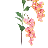 De Kunstbloem Paniculata 95 cm heeft een enkele stengel met groene bladeren en trossen roze en gele blauwe regenachtige bloemen, prachtig geïsoleerd op een witte achtergrond.