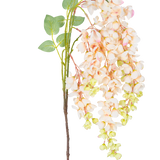De Kunstbloem Wisteria 100 cm crème heeft een enkele steel met trossen lichtroze en crème blauwe regen bloemen, groene knoppen en groene bladeren tegen een witte achtergrond.