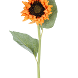 Een Kunstbloem Zonnebloem Real Touch goud van 61 cm, met een oranje bloem en donker hart, twee grote groene bladeren en een lange groene staal, geïsoleerd op een witte achtergrond.