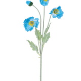De Kunstbloem Klaproos Real Touch Blauw 60 cm heeft een enkele stengel met drie blauwe klaproosbloemen en groene bladeren; twee bloemen zijn open met een geel hart en één bloem blijft een gesloten knop, allemaal geïsoleerd op een witte achtergrond.