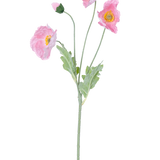 Kunstbloem Klaproos Real Touch Roze 60 cm: Een levensechte roze klaproos met drie open bloemen en één gesloten knop op groene stelen en lichtgroene bladeren, afgebeeld tegen een witte achtergrond.