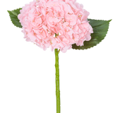 De Kunsthortensia "Annabelle" Real Touch Roze 55cm heeft een enkele roze hortensiabloem met bloemblaadjes, twee groene bladeren en een lange groene steel, tegen een witte achtergrond.