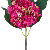 Een enkele Kunstbloem Garden Hortensia 61 cm roze roze hortensiabloesem en drie grote groene bladeren tegen een witte achtergrond.