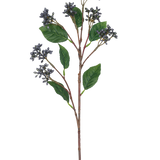 De Kunsttak Berries 64 cm staalblauw heeft een enkele kunsttak met trossen kleine staalblauwe bessen en verschillende groene bladeren op roodbruine stelen, perfect voor decoratie.