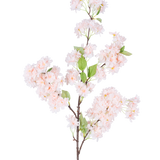 Een enkele Kunst Kersenbloesem 100 cm lichtroze heeft trossen lichtroze kersenbloesems met groene bladeren op een witte achtergrond.