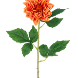 De Kunstbloem Dahlia Real Touch oranje 54 cm heeft een enkele oranje dahlia met gelaagde bloemblaadjes, een lange groene steel en verschillende brede groene bladeren, geïsoleerd op een witte achtergrond.