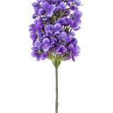 Een enkele steel van Kunstbloem Sneeuwbal Real Touch Paars, 58 cm, met levendige paarse bloemen en groene hartjes, tegen een witte achtergrond.