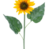 De Kunst zonnebloem 52 cm geel is een enkele kunstzonnebloem met heldergele bloemblaadjes, een donkerbruin hart en twee grote groene bladeren op een lange groene steel, geïsoleerd op een witte achtergrond.