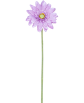 De Kunstbloem mini Gerbera 47 cm lila heeft een enkele lichtpaarse margrietachtige bloem met gelaagde bloemblaadjes en een geel hart op een lange, slanke groene steel, perfect om te laten zien tegen een witte achtergrond.