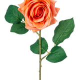 De Kunstbloem Crystal Touch vochtinbrengende roos heeft een Real Touch oranje bloem met groene bladeren en een 43 cm lange steel, tegen een effen witte achtergrond.