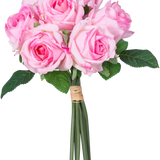 Een Kunstrozenboeket van 7 Real Touch roze rozen (30 cm) met groene bladeren, samengebonden met touw en gefotografeerd tegen een witte achtergrond.