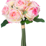 De Kunstrozenboeket 7 Rozen Real Touch Crème/Roze 30 cm heeft zeven crèmekleurige en roze kunstrozen met groene bladeren en lange stelen, gebonden met een bruin lint en afgebeeld tegen een witte achtergrond.