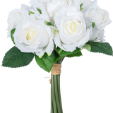 Het Kunstrozenboeket 7 Rozen Real Touch Wit 30 cm heeft een boeket van witte kunstrozen met groene bladeren, de stelen gebonden door een bruine rubberen band, afgebeeld tegen een effen witte achtergrond.