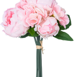 Het Kunstboeket mix bloemen Real Touch Roze 30 cm heeft lichtroze kunst-pioenrozen en hortensia met groene bladeren, samengebonden met bruin touw, tegen een egale witte achtergrond.
