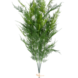 De Kunsttak Varen Deluxe 127 cm heeft hoge, vederlichte groene kunstvarens, gebundeld met een tan kleurig touw, tegen een effen witte achtergrond.