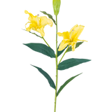 De Kunstbloem Lelie Real Touch Geel 95 cm heeft een enkele steel met twee open gele leliebloemen, een gesloten knop bovenaan en lange groene bladeren, allemaal tegen een effen witte achtergrond.