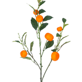 Een Kunsttak Mandarin 104 cm oranje tak met groene bladeren en levendige oranje mandarijnachtige vruchten, tegen een effen witte achtergrond.