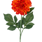 Een enkele Kunstbloem Dahlia Real Touch Oranje, 72 cm hoog, heeft levendige oranje en rode gelaagde bloemblaadjes met groene bladeren tegen een effen witte achtergrond.