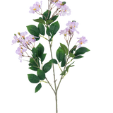 Een enkele Kunstbloem Lagerstroemia 92 cm paars met trossen lichtpaarse bloemen en meerdere groene bladeren, tegen een effen witte achtergrond.