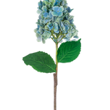 Een enkele steel van Kunst Hortensia 93 cm blauw met blauwe en groene hortensiabloemen met weelderige groene bladeren, geïsoleerd op een witte achtergrond.