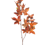 Een tak van Kunsttak Eikblad 90 cm rood heeft meerdere eikenbladeren in rode tinten die de herfst oproepen tegen een effen witte achtergrond.