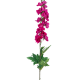 Een enkele Kunstbloem Ridderspoor Real Touch roze, 90 cm hoog met meerdere roze bloemen langs de bovenste stengel en groene bladeren aan de basis, afgebeeld op een witte achtergrond.