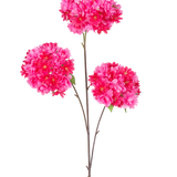 De Kunsttak Kersenbloesem 85 cm roze heeft een enkele steel met drie trossen felroze kunstmatige kersenbloesems en groene bladeren op slanke bruine takken, geïsoleerd op een witte achtergrond.