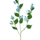 De Kunstbloem Wilde Hortensia 93 cm blauw heeft een enkele kunststengel met meerdere takken, groene bladeren en trosjes kleine, delicate lichtblauwe bloemen.