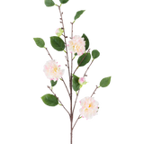 Een enkele stengel van de Kunstbloem Japanse Camellia, 92 cm lang, met meerdere takken met groene bladeren en zachte, lichtroze, camellia-achtige bloemen, afgebeeld tegen een effen witte achtergrond.