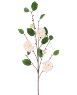 Een enkele stengel van de Kunstbloem Japanse Camellia, 92 cm lang, met meerdere takken met groene bladeren en zachte, lichtroze, camellia-achtige bloemen, afgebeeld tegen een effen witte achtergrond.