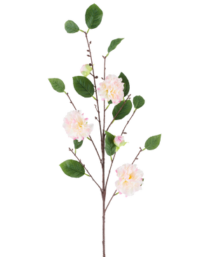 Een enkele stengel van de Kunstbloem Japanse Camellia, 92 cm lang, met meerdere takken met groene bladeren en zachte, lichtroze, camellia-achtige bloemen, afgebeeld tegen een effen witte achtergrond.