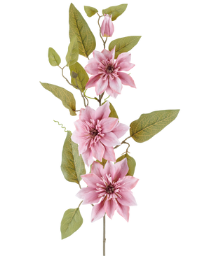Een stengel van de Kunstbloem Clematis 81 cm oudroze, met drie oudroze clematisbloemen, een gesloten roze knop en meerdere groene bladeren, tegen een witte achtergrond.
