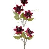 Een enkele kunstbloem Clematis 78 cm bordeaux, een kunststengel, bestaat uit vijf dieprode bordeauxkleurige bloemen met donkere hartjes, omringd door groene bladeren en gekrulde ranken, tegen een effen witte achtergrond.